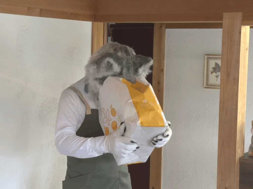 お土産の匂いを確かめるロキ店長