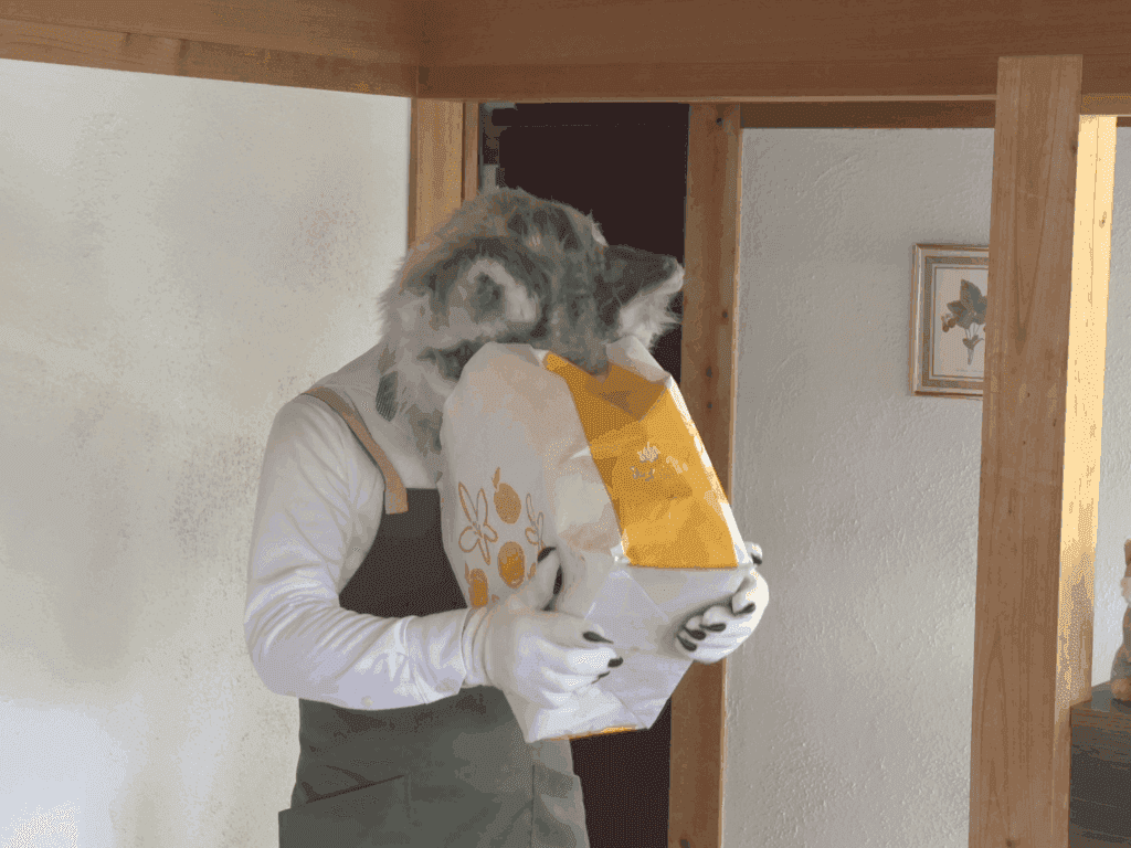 お土産の匂いを確かめるロキ店長