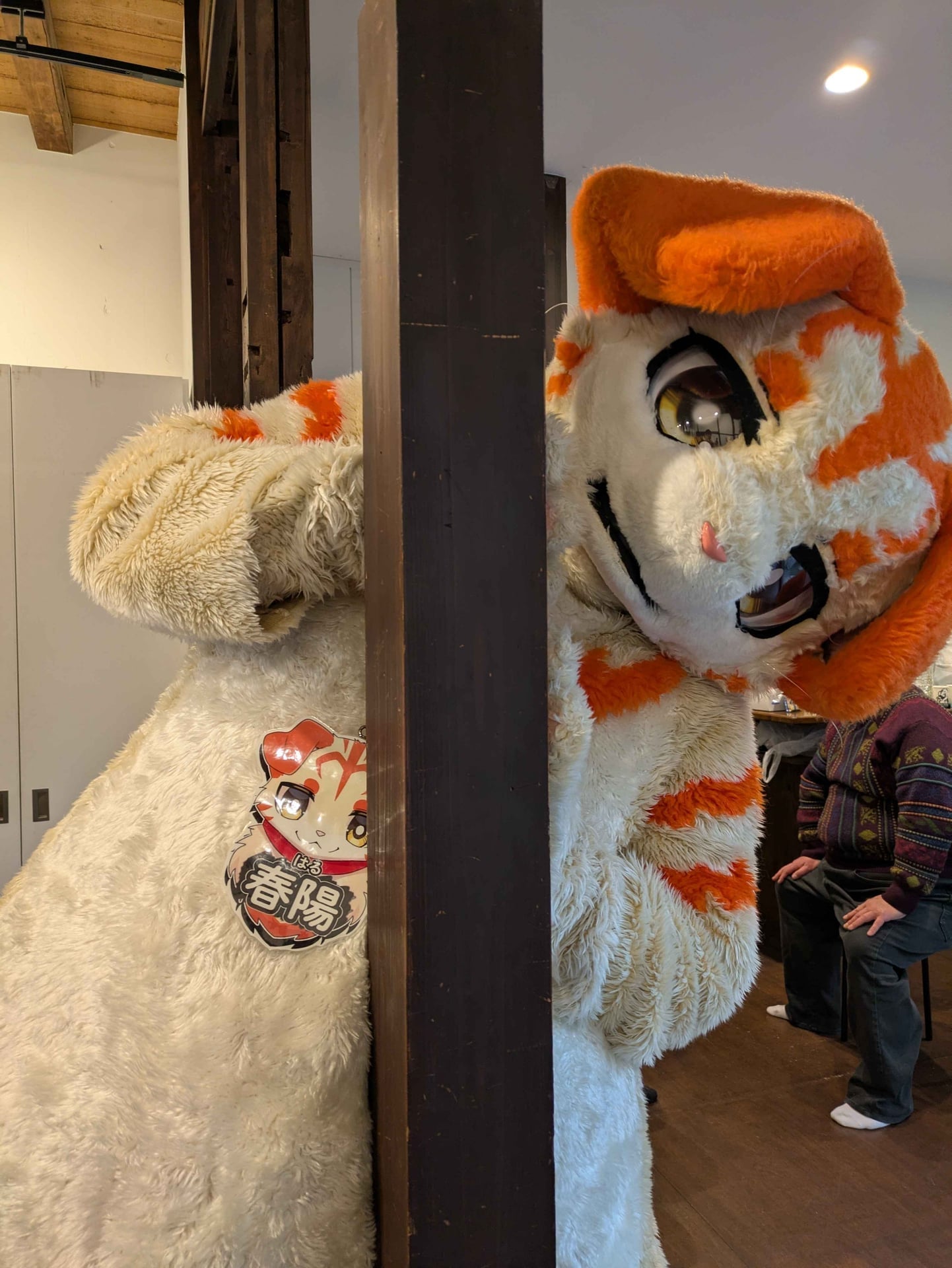 柱の陰からひょっこり春陽